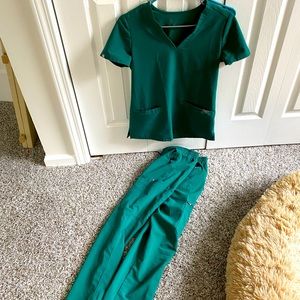 Figs hunter green scrub set top xxs, bottom xs.